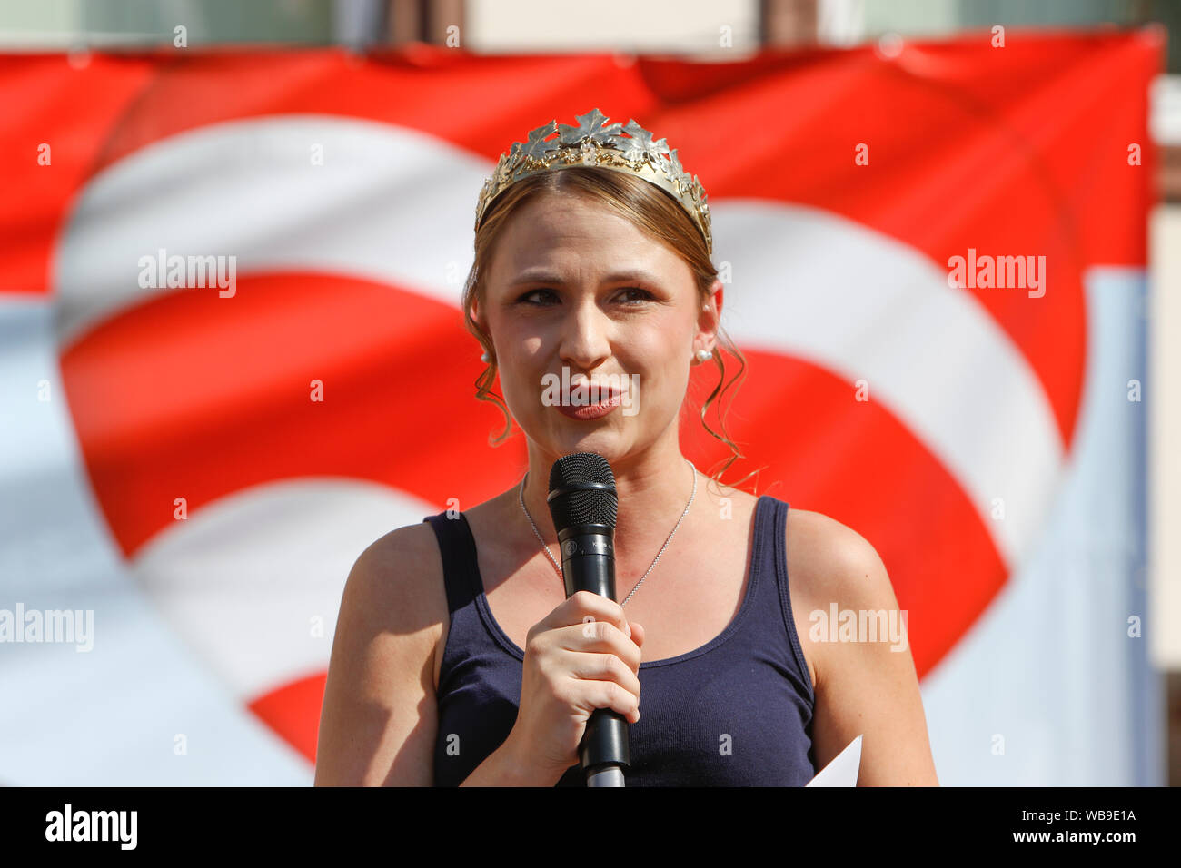 Worms, Deutschland. 24. August 2019. Die Rhine-Hessian Weinkönigin Anna Göhring Adressen die Eröffnungsfeier der Backfischfest 2019. Der größte Wein- und Volksfest am Rhein, das backfischfest in Worms begann mit der traditionellen Übergabe der Macht aus dem Oberbürgermeister, dem Bürgermeister von der Fischer, Lea. Die Zeremonie wurde von Tänzen und Musik umrahmt. Stockfoto