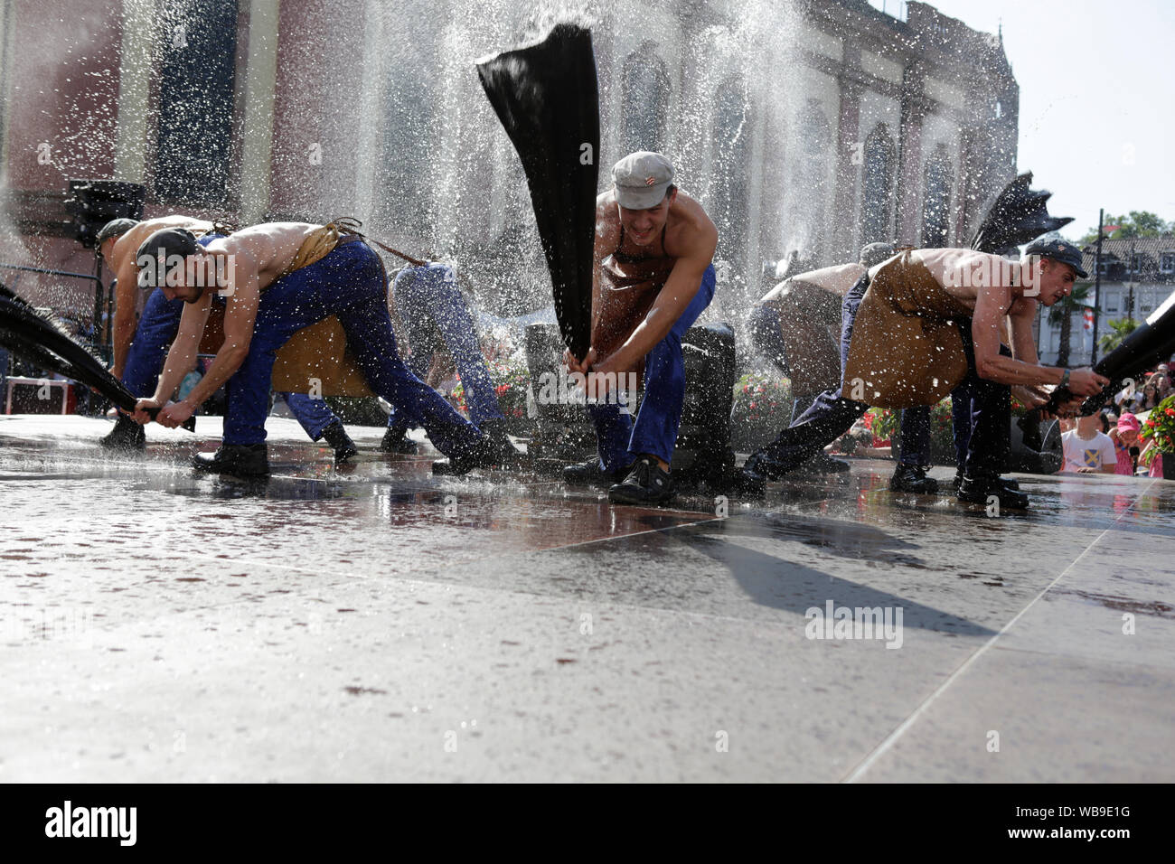 Worms, Deutschland. 24. August 2019. Die Teilnehmer führen die Tanz der Leder Arbeitnehmer bei der Eröffnung des Backfischfest 2019. Der größte Wein- und Volksfest am Rhein, das backfischfest in Worms begann mit der traditionellen Übergabe der Macht aus dem Oberbürgermeister, dem Bürgermeister von der Fischer, Lea. Die Zeremonie wurde von Tänzen und Musik umrahmt. Stockfoto