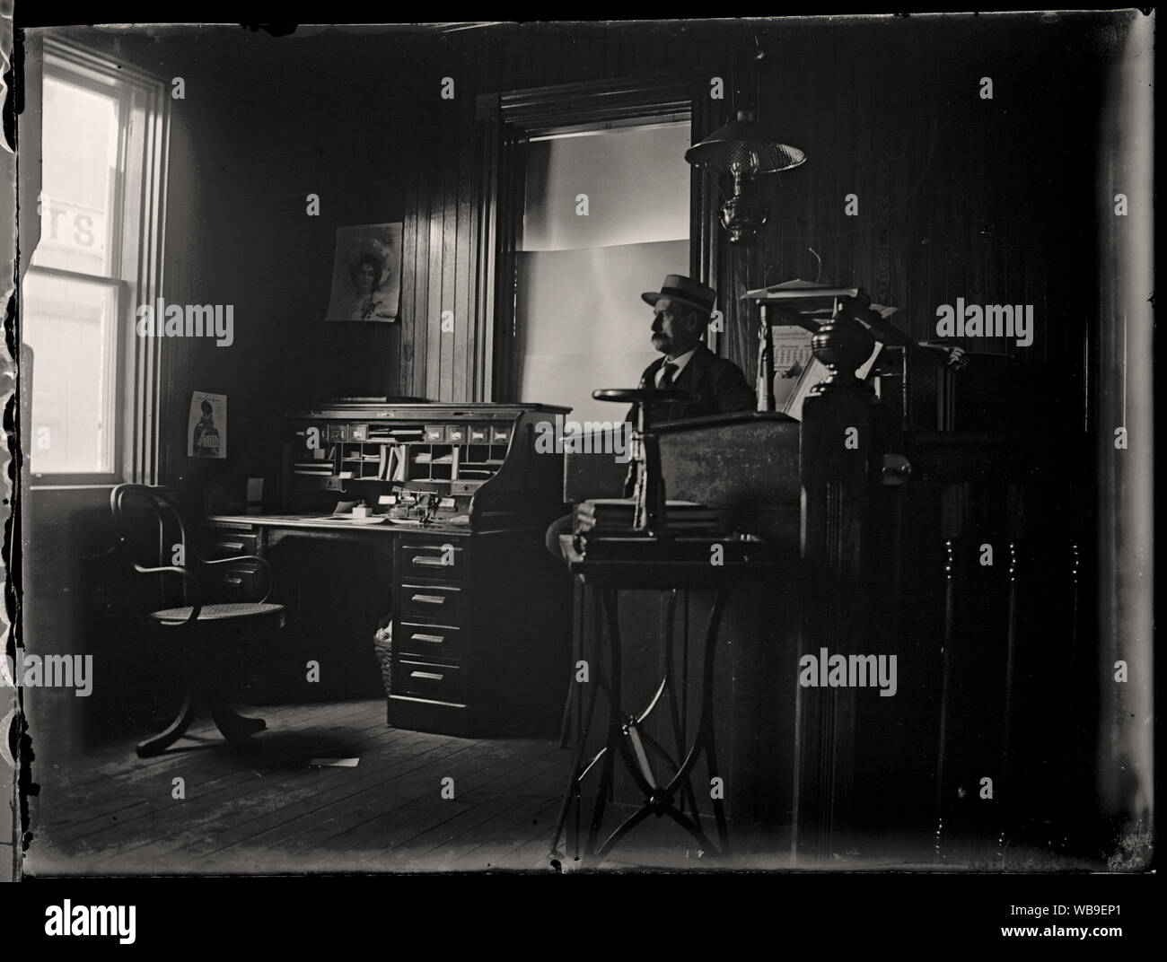 Mann in seinem Büro, Anfang 1900. Von der ursprünglichen Glasplatte negative ca. 1900 gescannt. Stockfoto