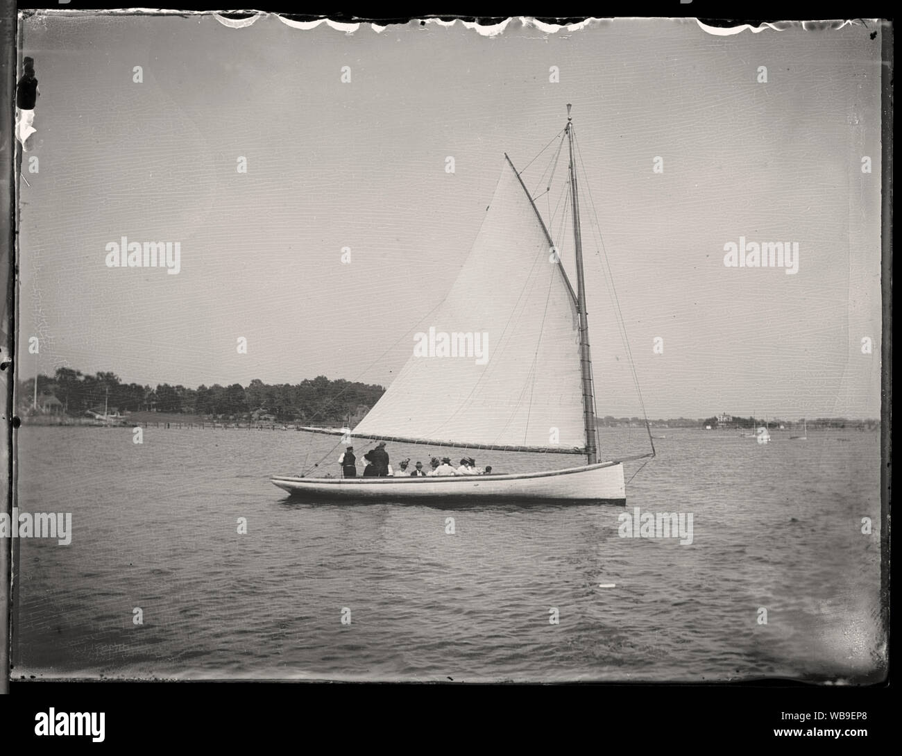 Kleines Segelboot (gaffelrigg mit hohen Piked gaff) auf die entspannenden Tagesausflug rund um eine Bucht oder einen See im Osten der USA, gescannt von Original 3x4 Zoll Glasplatte negativ. Etwa Ende 1890 oder Anfang 1900. Stockfoto