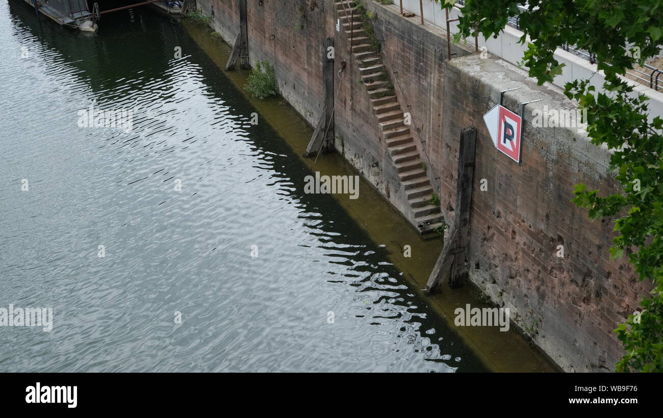 Schritte zur Wasserseite Stockfoto