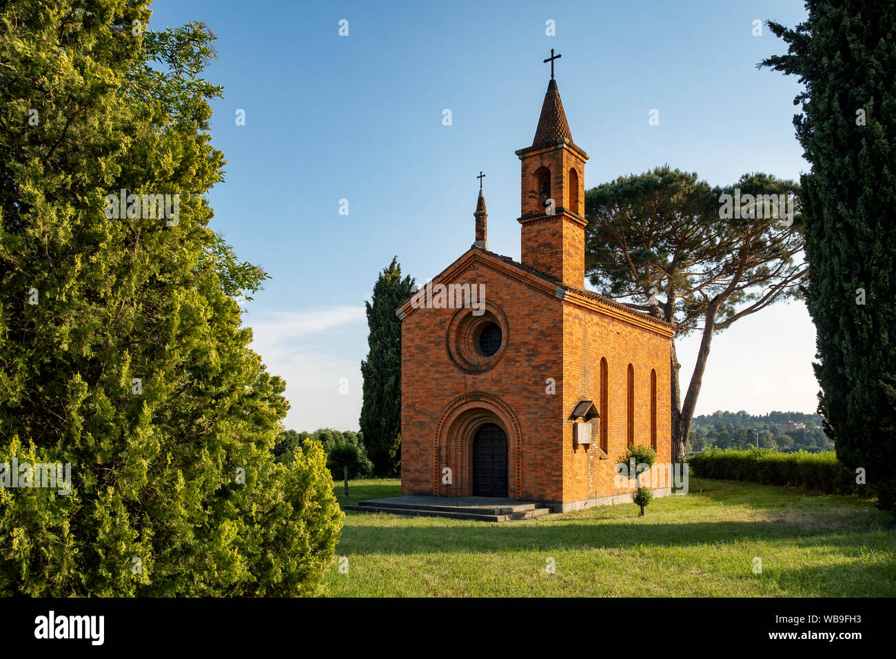 Die rote Kirche von Pomelasca in der lombardischen Landschaft, Inverigo, Provinz Como, Brianza, Italien, Europa Stockfoto