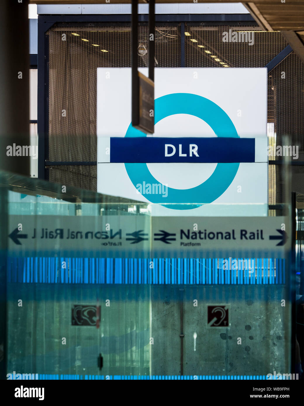 DLR-Schild an einer National Rail/DLR-Station in London. Stockfoto