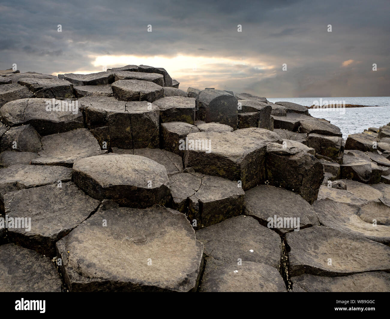 Giant's Causeway, Nordirland, Großbritannien. Einzigartige natürliche Sechskant- und Fünfeckige geologische Formation der vulkanischen Basaltgestein, ähnlich Kopfsteinpflaster Stockfoto