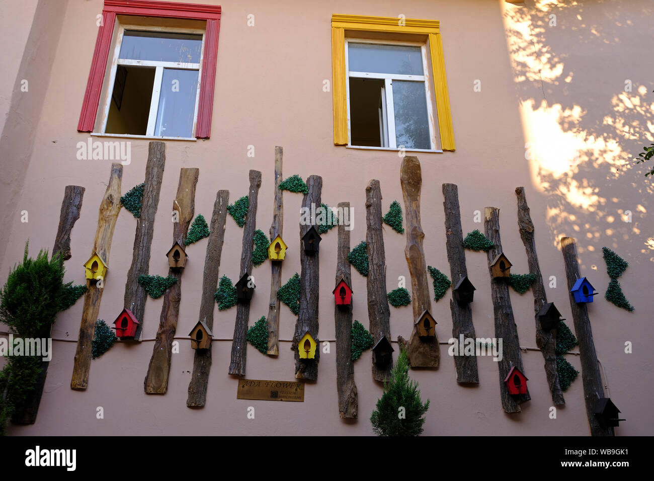 Ästhetische Bilder können durch die Dekoration der Fassade der Häuser auf verschiedene Arten erstellt werden. Stockfoto