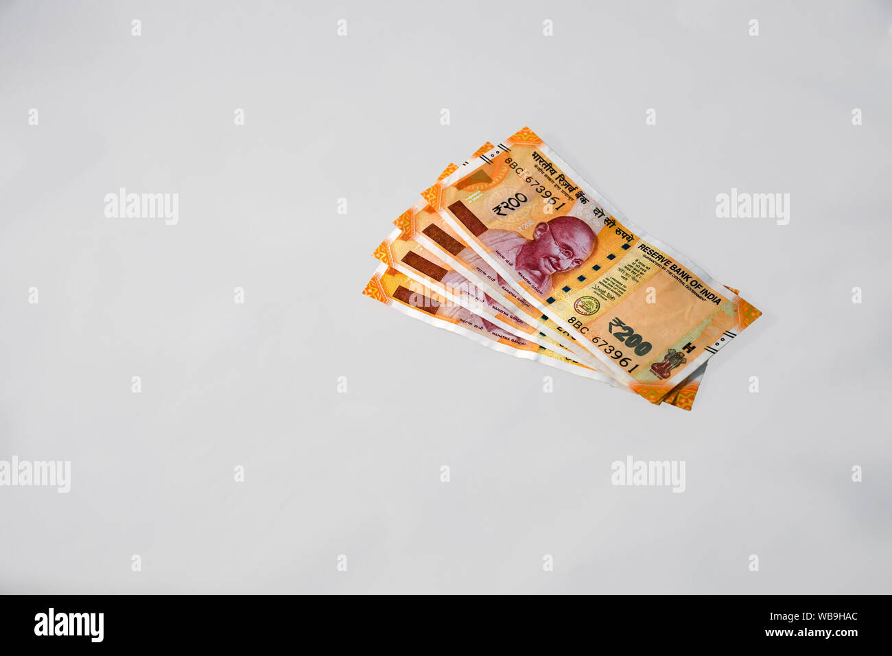 Moderne Indische zweihundert Rupien Banknoten auf einer minimalen grauer Hintergrund Stockfoto