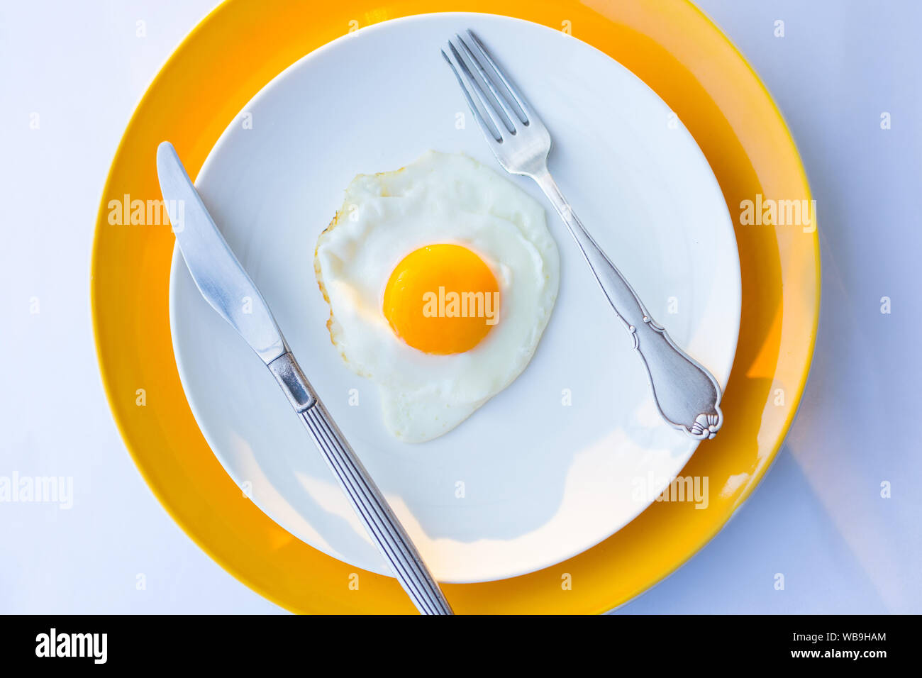 Spiegelei auf einer weißen, gelben Platte. Ansicht von oben. Restaurant. Frühstück Stockfoto