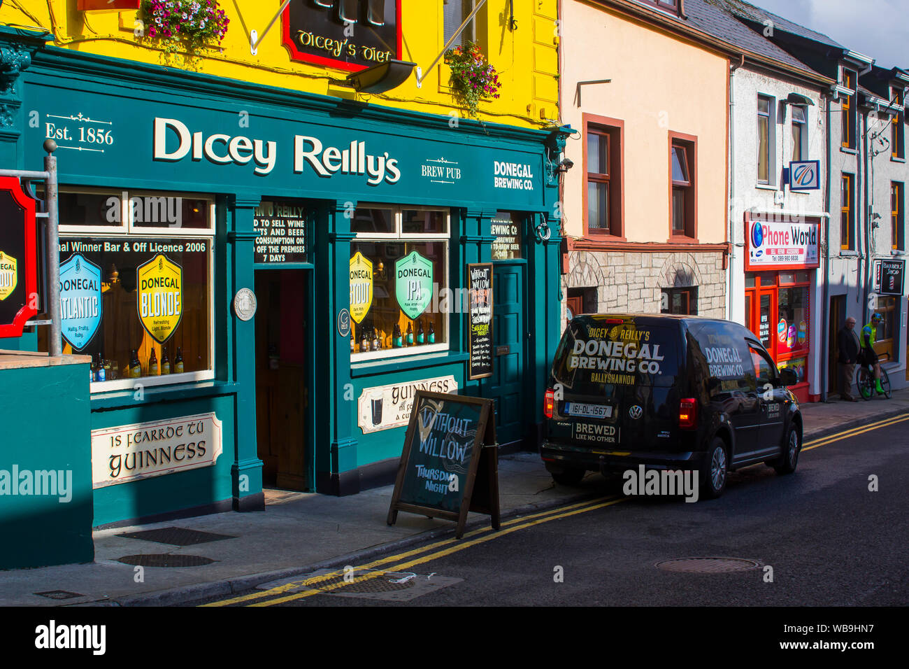 21. August 2019 Die außerhalb von Dicey Reilly's Pub in Bundoran Stadt im County Donegal Irland Stockfoto