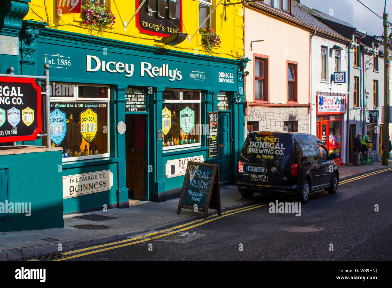 21. August 2019 Die außerhalb von Dicey Reilly's Pub in Bundoran Stadt im County Donegal Irland Stockfoto