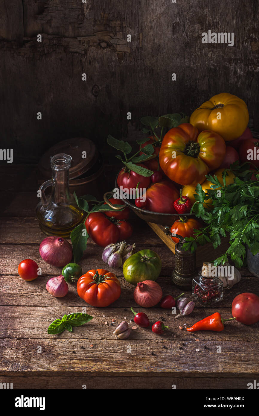 Reife Tomaten auf dunklen rustikalen Tabelle, kopieren. Stockfoto