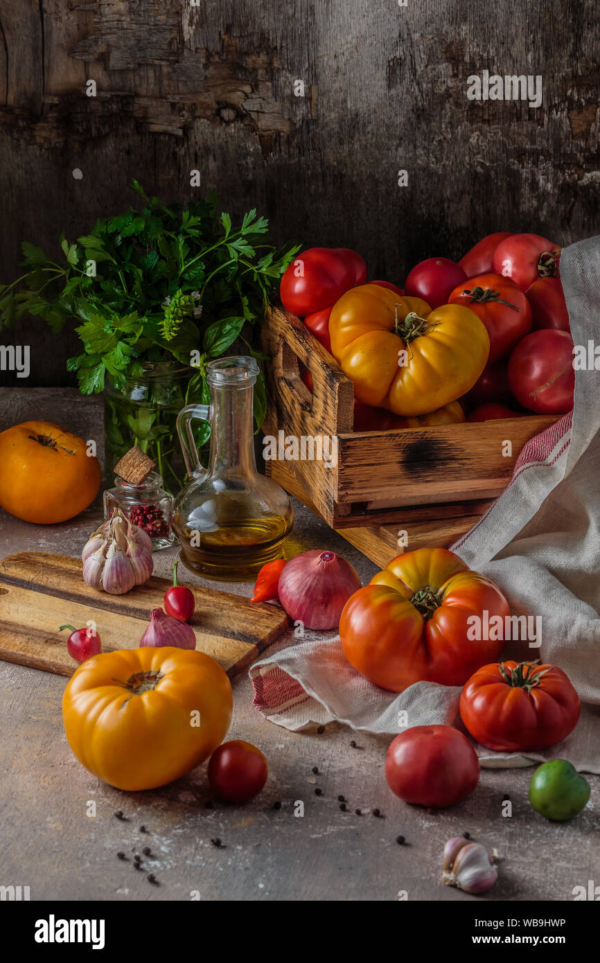 Heirloom Tomaten auf dunklen rustikalen Tabelle, kopieren. Stockfoto