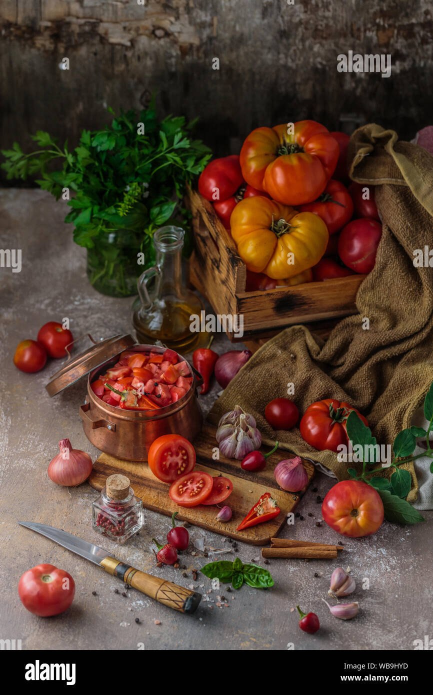 Tomaten auf Schneidebrett mit Messer, Ansicht von oben. Stockfoto