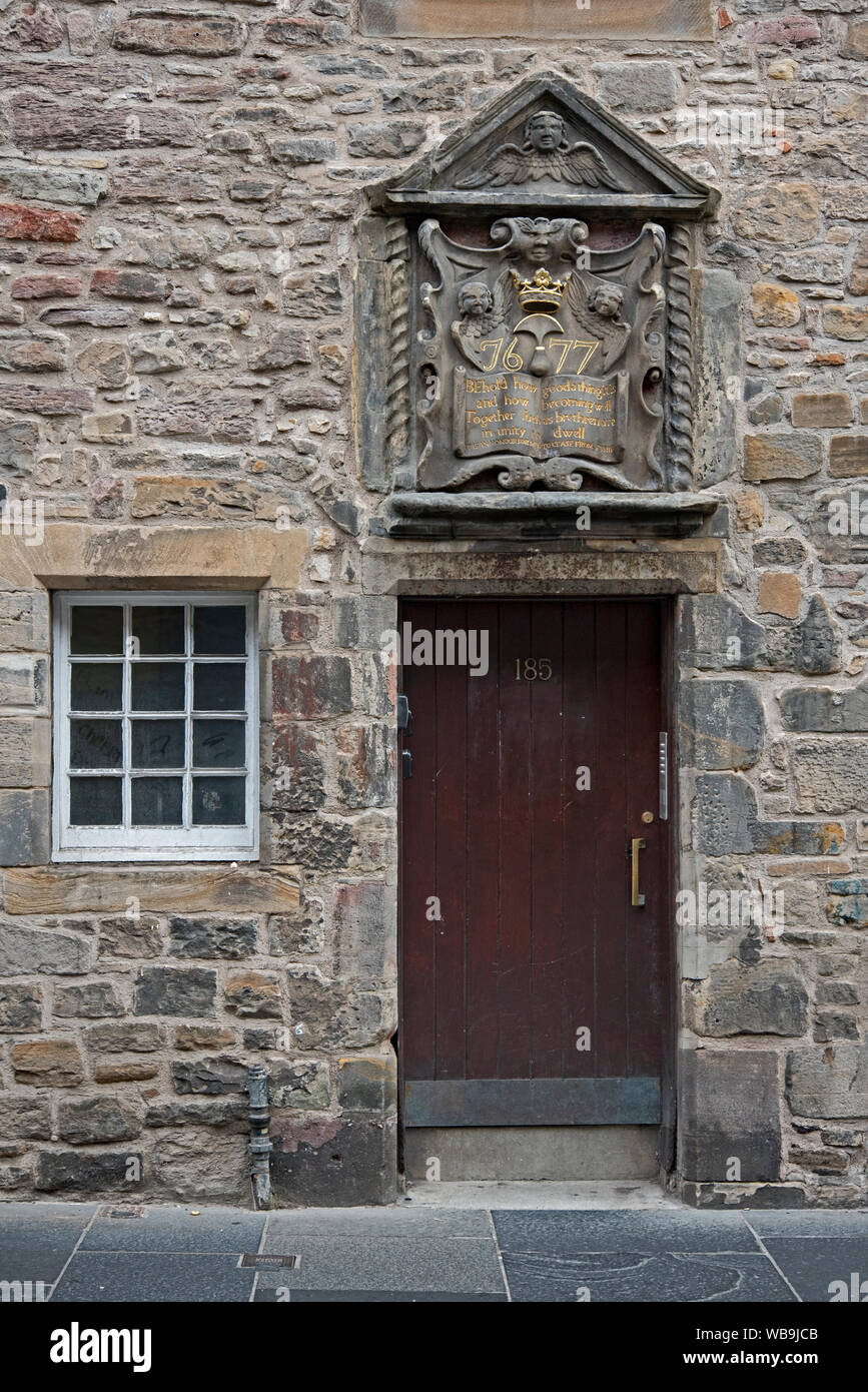 17. Jahrhundert Carving an der Tür zu Bibel Land, einem restaurierten Wohnhaus aus dem 17. Jahrhundert, in der Canongate auf der Royal Mile, Edinburgh, Schottland. Stockfoto