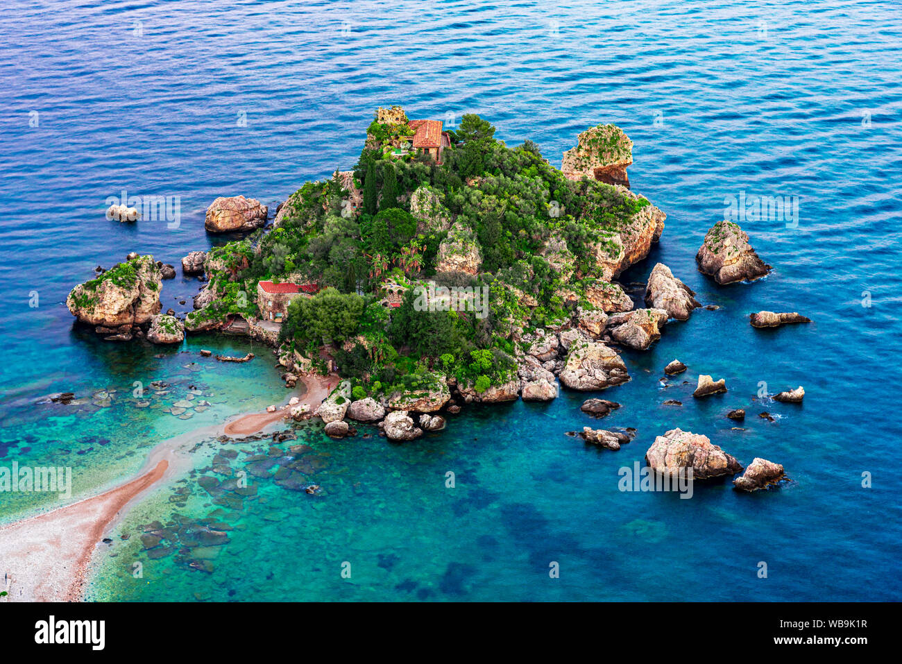 Taormina, Sizilien, Italien: Schöne Landschaft und Meer mit Strand und Insel Isola Bella bei Sonnenuntergang Stockfoto