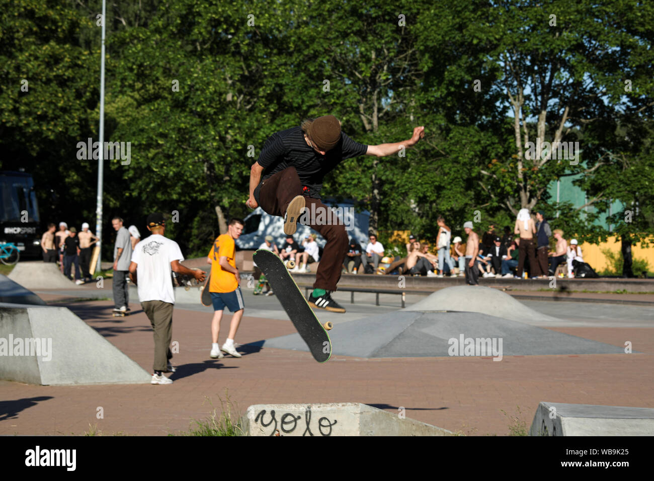 Bewegung Einfrieren in der Mitte von einem Skateboard trick Stockfoto