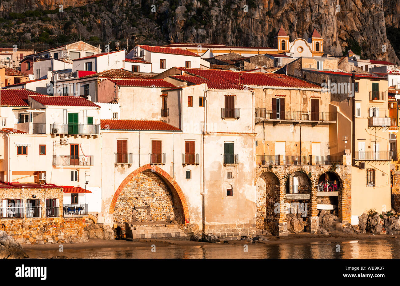 Cefalu, Sizilien, Italien: Ligurisches Meer und mittelalterliche Stadt Cefalu. Stockfoto