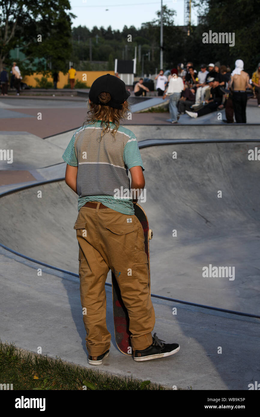 Junge Zicklein mit einem Skateboard und wartet auf seine Einschalten skateboard Pool Stockfoto