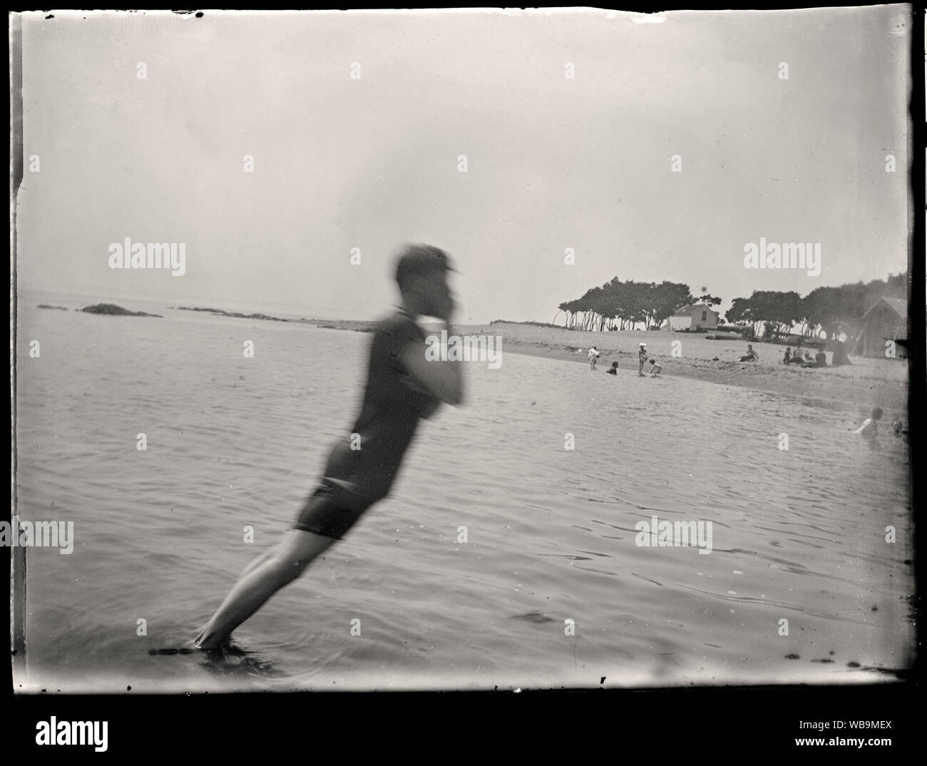 Amateur Foto von einem Teenager ins Wasser fallen. Von der ursprünglichen 3x4 Glasplatte gescannten negative ca. Anfang 1900. Stockfoto