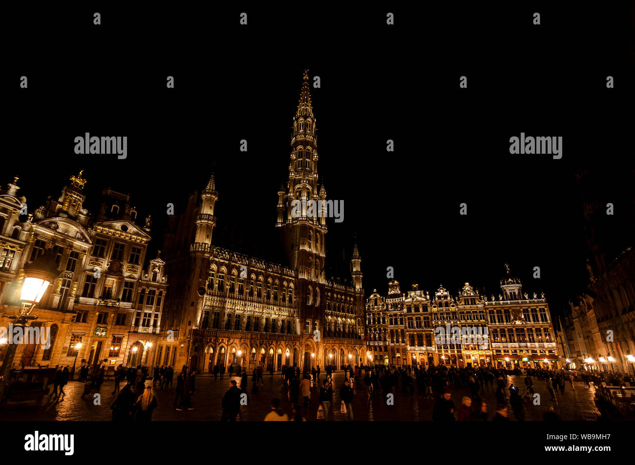Schönen Blick auf den Grand Place (Grote Markt) in der Nacht. Der zentrale Platz von Brüssel mit Rathaus entfernt. Einer der schönsten Plätze in t Stockfoto