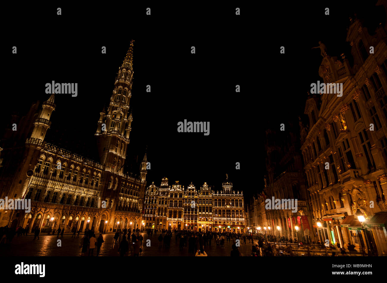 Schönen Ausblick bei Nacht Grand Place (Grote Markt). Der zentrale Platz von Brüssel mit Rathaus entfernt. Einer der schönsten Plätze der Stockfoto