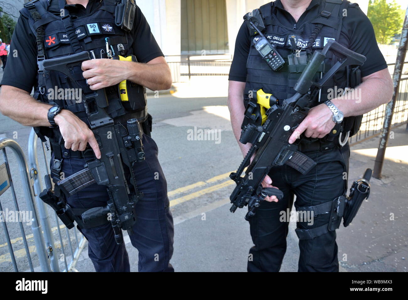 Zwei Greater Manchester Polizisten tragen Heckler & Koch Gewehre zu sichern Tausende Festivalbesucher an der Manchester Pride Live Help Ariana Grande und andere Darsteller zu sehen. Das Konzert in der Mayfield Depot Ort, in der Nähe von Piccadilly Bahnhof, ist Teil von Manchester, UK, LGBT Pride. Stockfoto