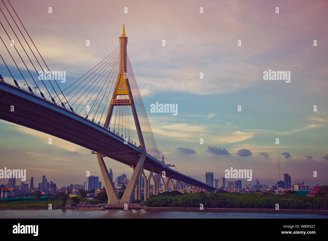 Bhumibol Brücke Blick bei Sonnenuntergang in Bangkok, Thailand Stockfoto