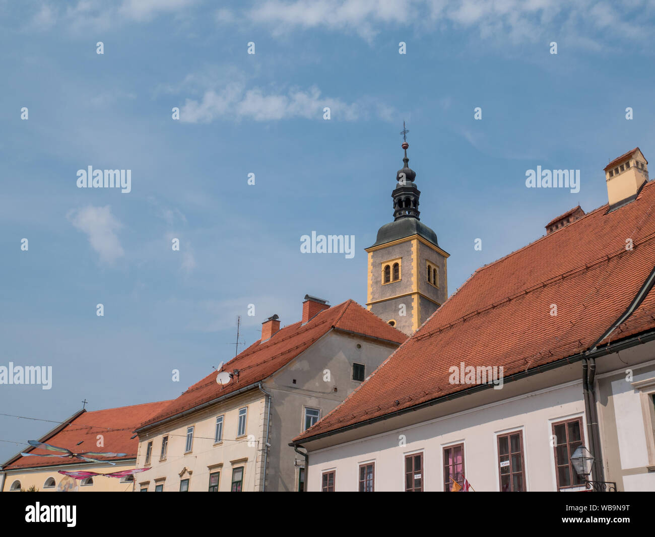 Der Turm der Kirche und das Kloster von St. Johannes der Täufer gegen den blauen Himmel, Varazdin, Kroatien. Teil einer alten Stadt. Stockfoto