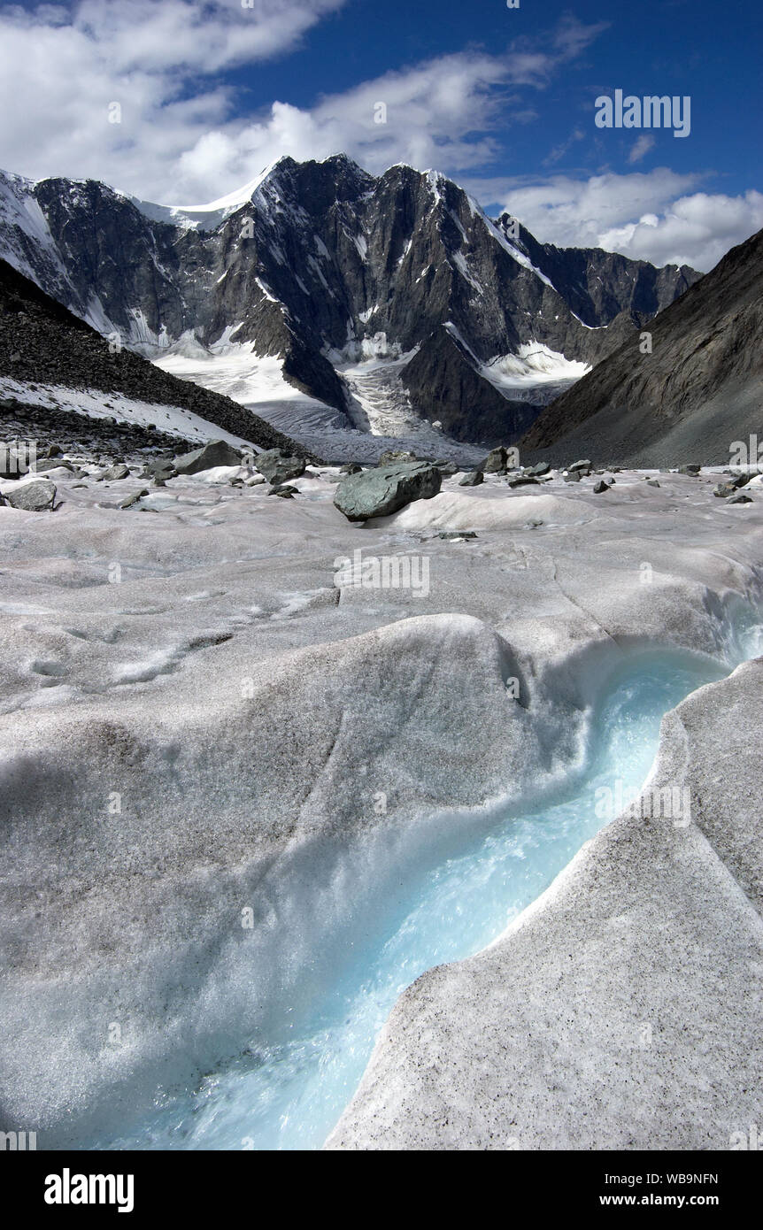 Schmelzwasser Rinne in Eis, Gletscher, Arbuz Altai Gebirge, Russland Stockfoto