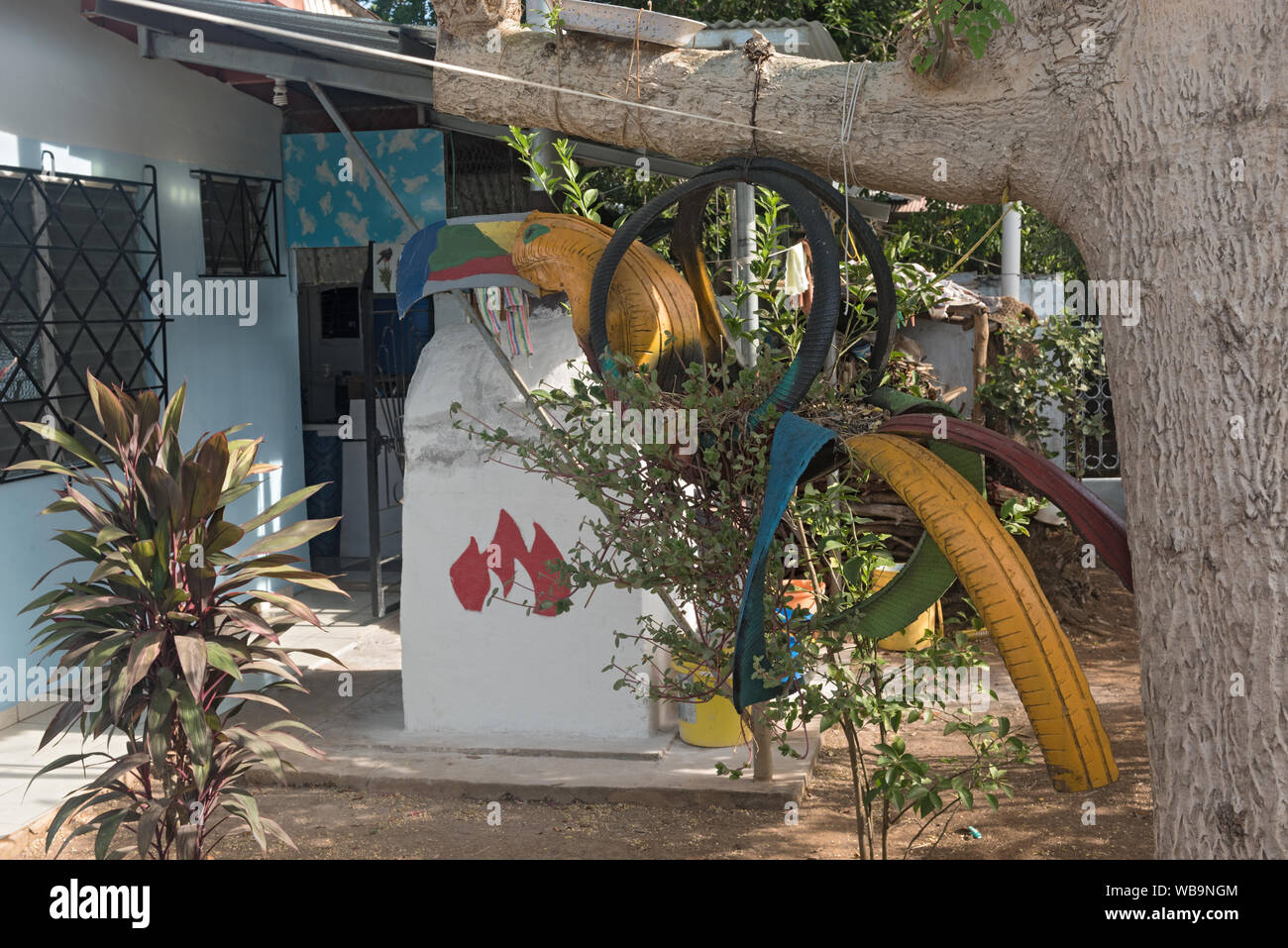 Bunte toucan aus einem alten Autoreifen als Blumentopf in David Panama Stockfoto