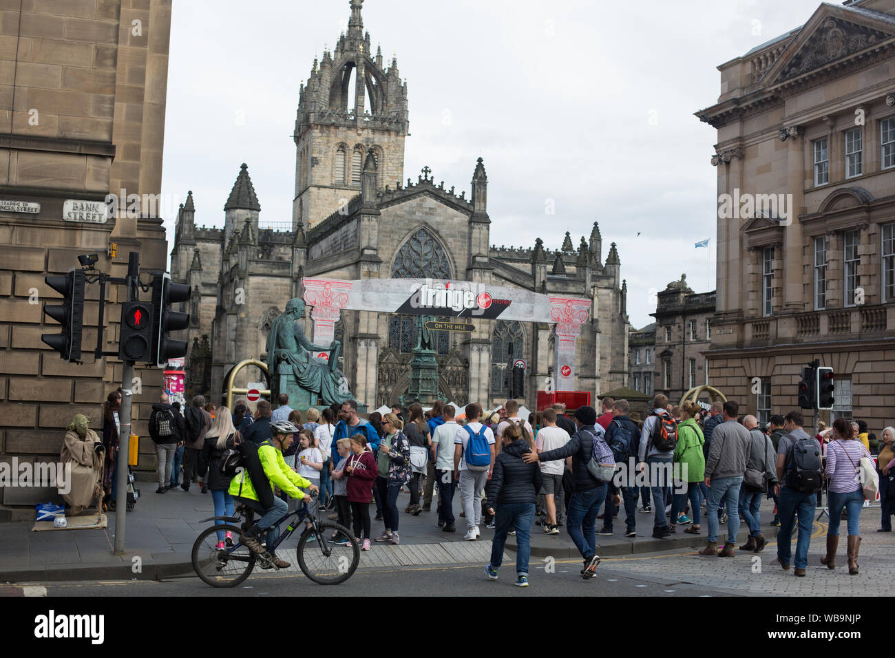 Edinburgh, Schottland, August 2019. Edinburgh International Book Festival 2019. Darsteller und Massen auf der High Street Edinburgh Festival. Gaukler, m Stockfoto
