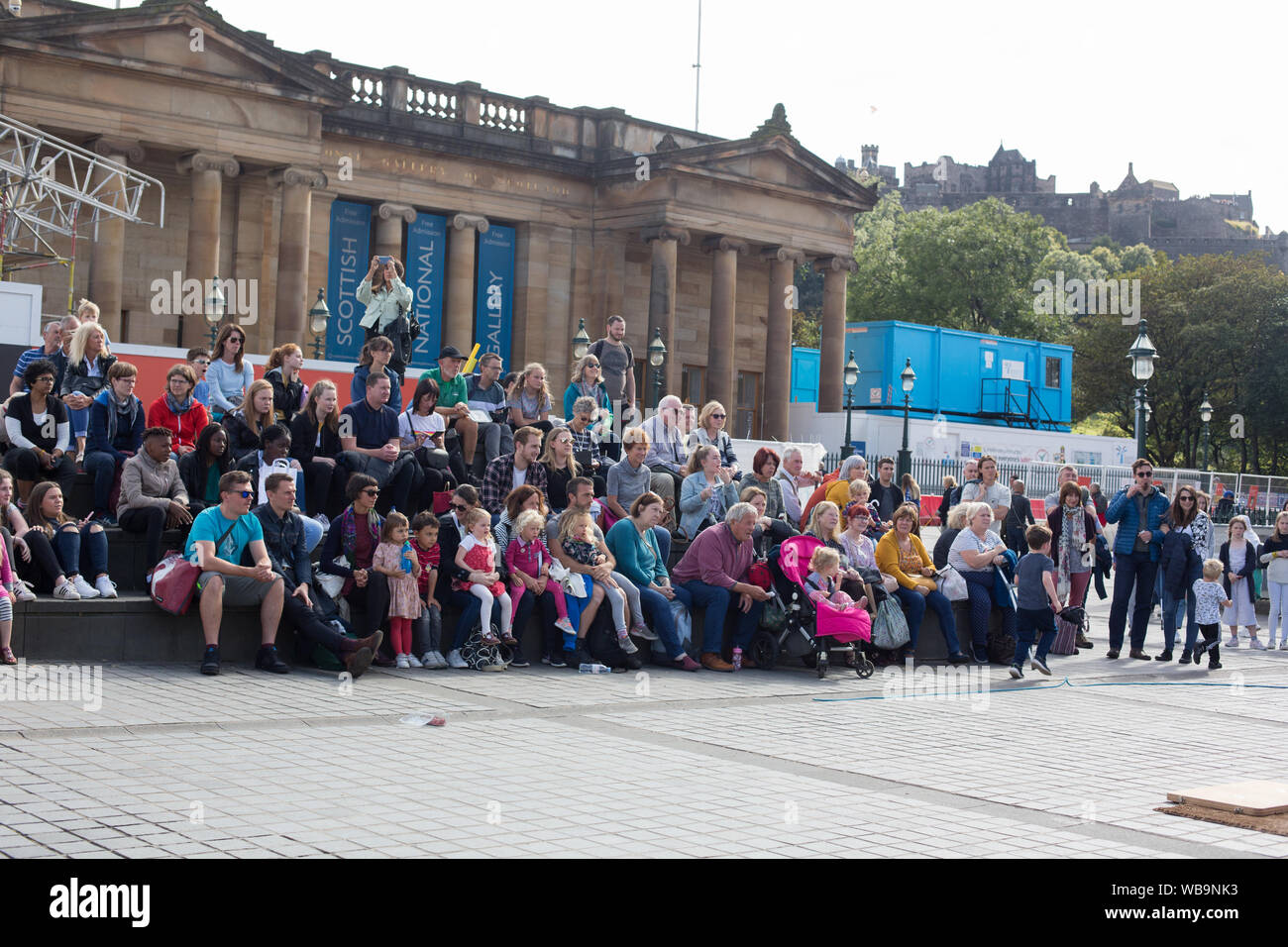 Edinburgh, Schottland, August 2019. Edinburgh International Book Festival 2019. Darsteller und Massen auf der High Street Edinburgh Festival. Gaukler, m Stockfoto