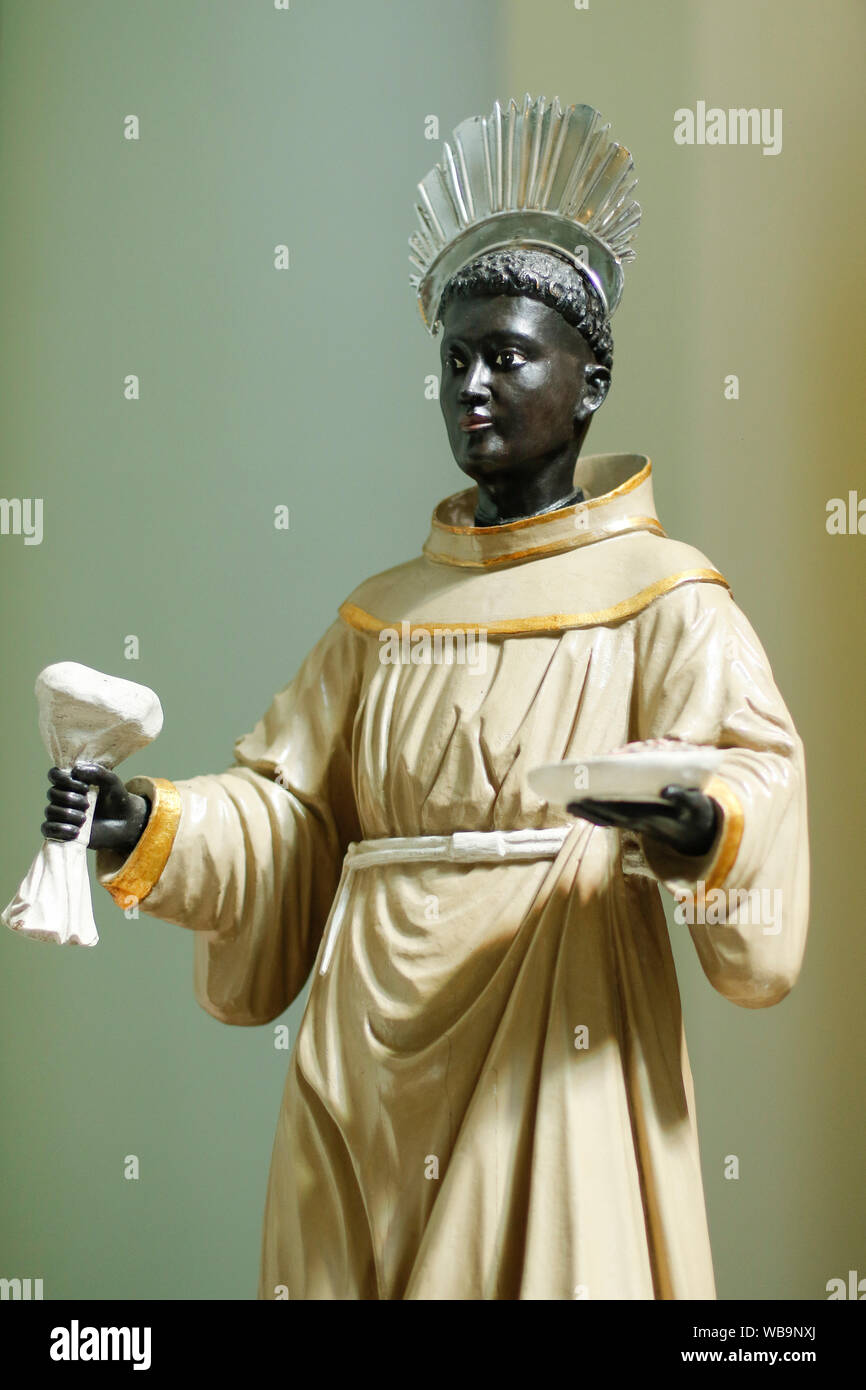 Statue mit Bild von St. Benedikt am Altar geschmückt mit Blumen, OFM Cap, Orden der Minderen Brüder Kapuziner (ordo fratrum minorum Capuccinorum) Stockfoto