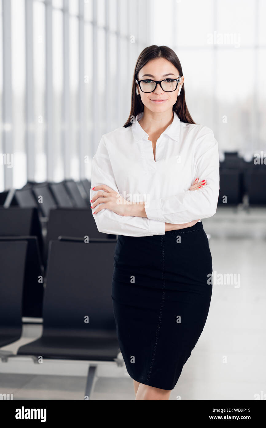 Aktiver Lebensstil gemischter ethnischer Herkunft Karriere Business woman walking Ort Büro zu arbeiten. Stockfoto