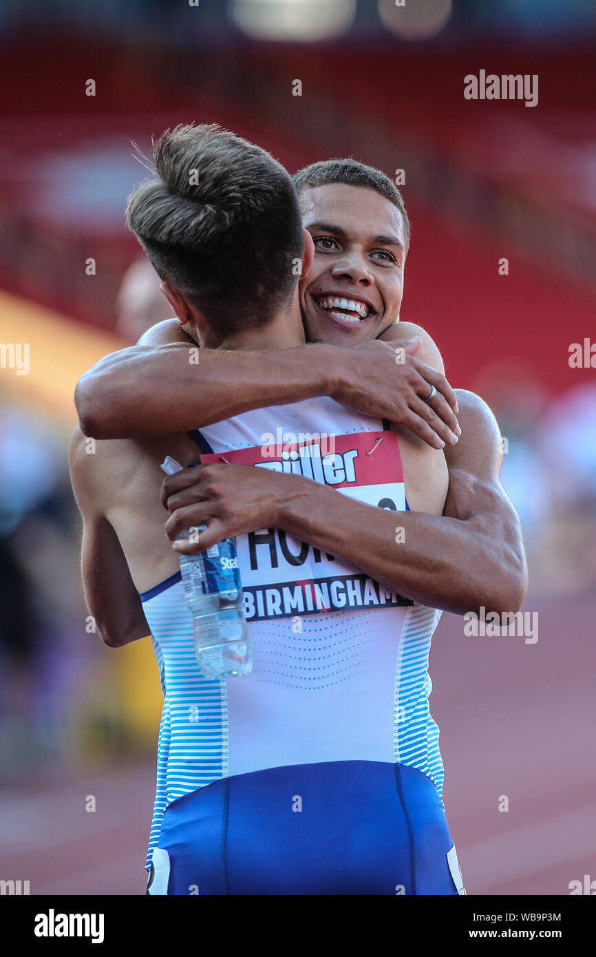 Birmingham, Großbritannien. 25 Aug, 2019. Elliot Giles Umarmungen der Gewinner Spencer Thomas von 800m-Lauf der Männer während der Muller britischen Leichtathletik WM im Alexander Stadium, Birmingham, England am 25. August 2019. Foto von Jodi Hanagan. Nur die redaktionelle Nutzung, eine Lizenz für die gewerbliche Nutzung erforderlich. Keine Verwendung in Wetten, Spiele oder einer einzelnen Verein/Liga/player Publikationen. Credit: UK Sport Pics Ltd/Alamy leben Nachrichten Stockfoto