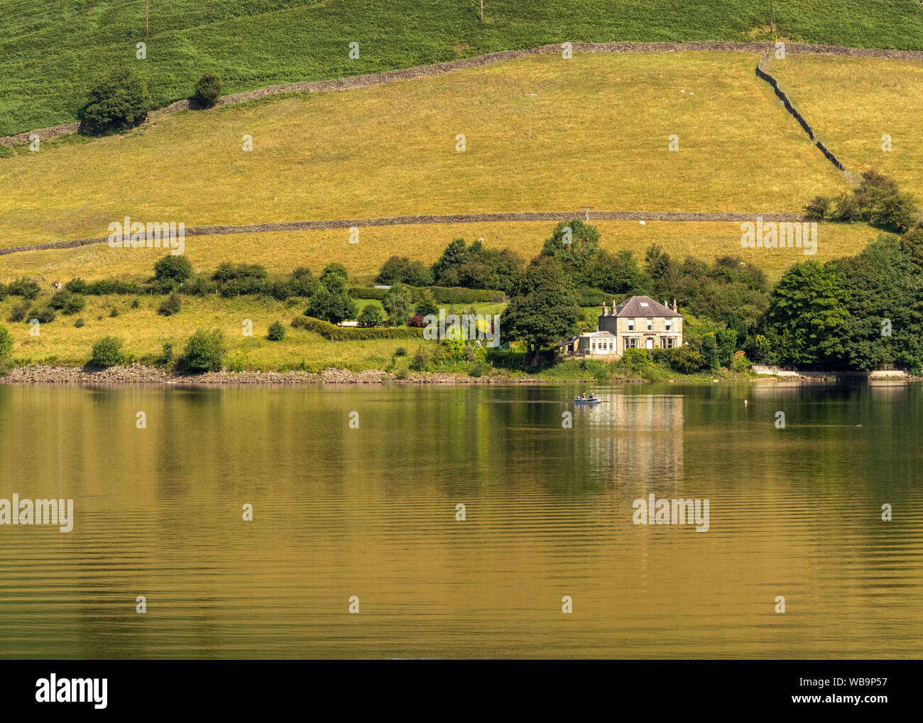 Blick über Ladybower Reservoir in Derbyshire vom Wasserturm und Brücke Stockfoto