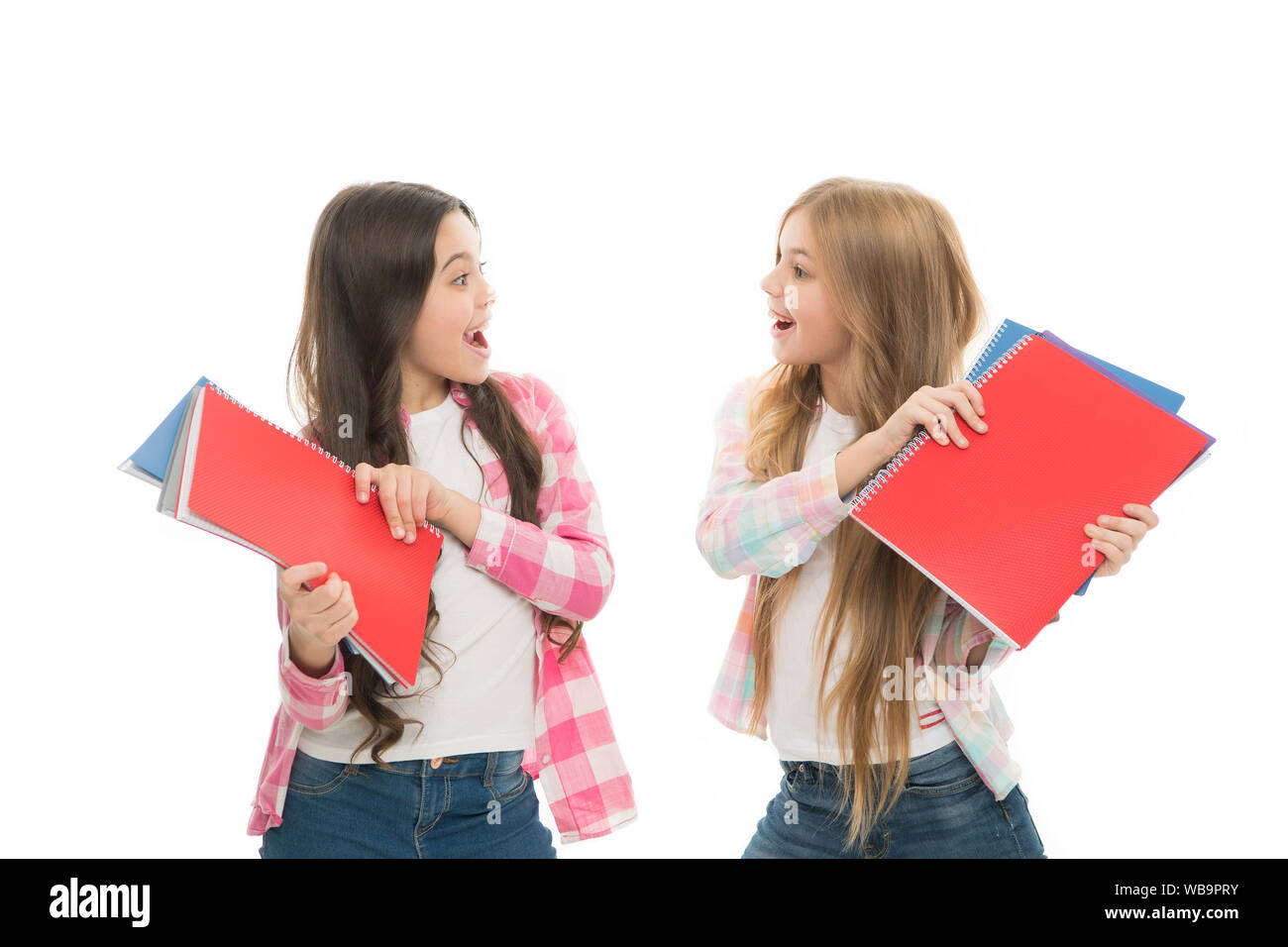 Bücher für Kinder. Adorable kleine Kinder kämpfen mit Hinweis Bücher. Süße kleine Kinder, die freche während der Schulzeit. Schule Kinder streiten über Notebooks. Stockfoto