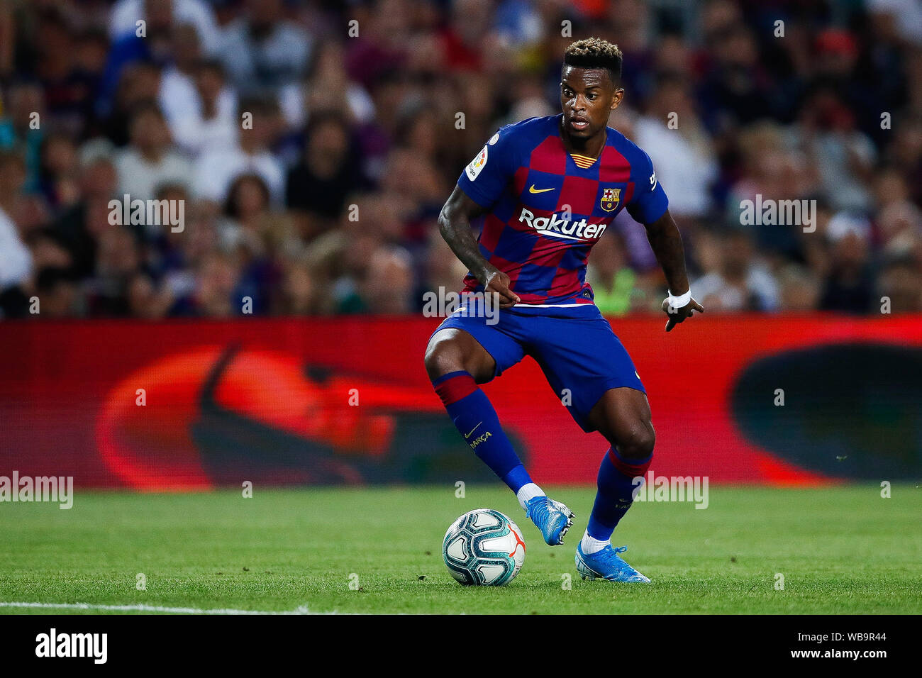 Barcelona, Katalonien, Spanien. 25 Aug, 2019. August 25, 2019 - Camp Nou, Barcelona, Spanien - La Liga Santander - FC Barcelona gegen Real Betis; Nelson Semedo des FC Barcelona, den Ball durch das Mittelfeld. Quelle: Eric Alonso/ZUMA Draht/Alamy leben Nachrichten Stockfoto