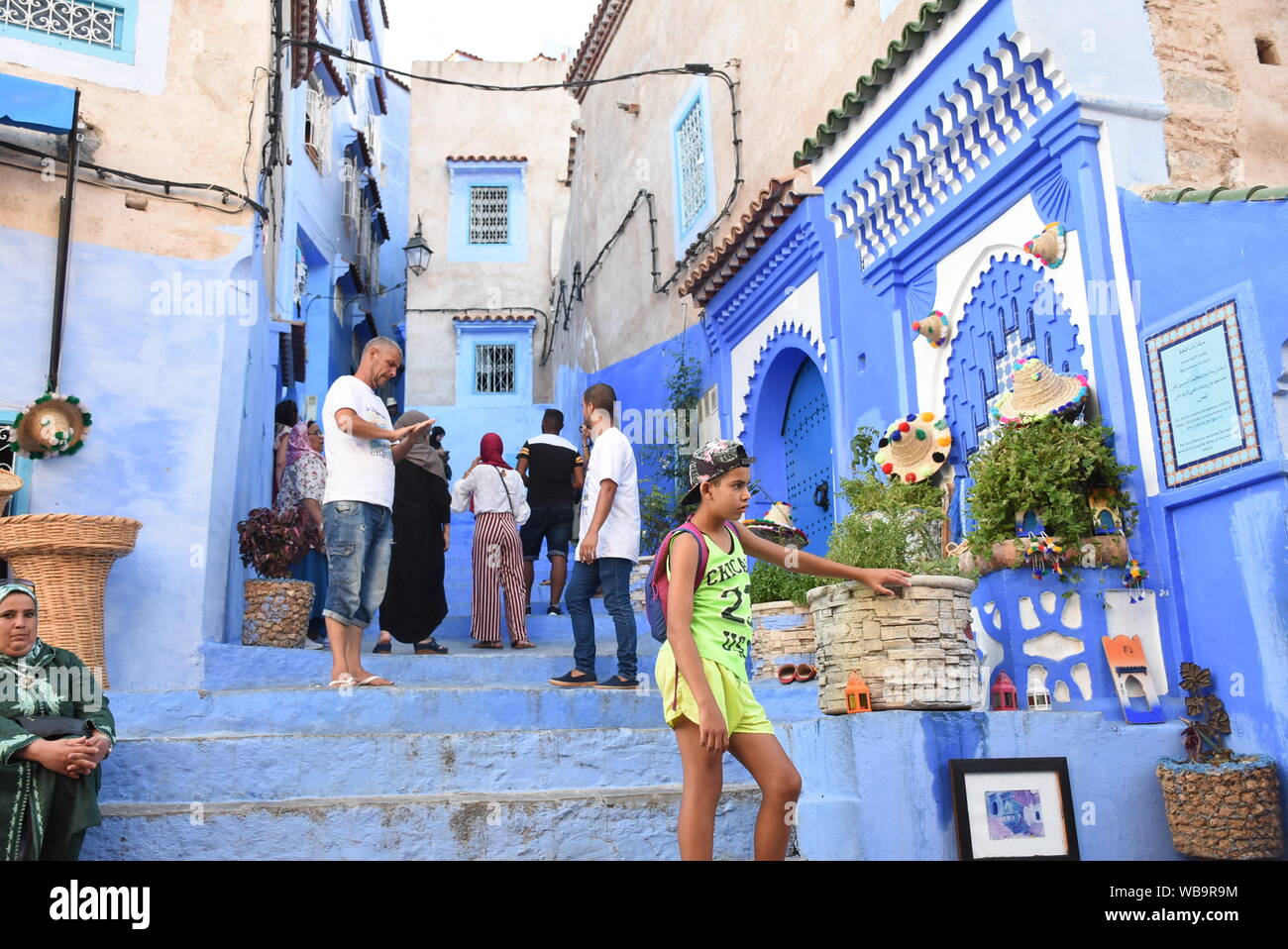 (190825) - Tanger (Marokko), August 25, 2019 (Xinhua) - Touristen besuchen eine Gasse in Chefchaouen, Marokko, am 12.08.24., 2019. Chefchaouen ist ein Reiseziel im Norden Marokkos, wie Marokko die "blaue Stadt" für seine blaue Wände und Gassen bekannt. (Foto von Chadi/Xinhua) Stockfoto