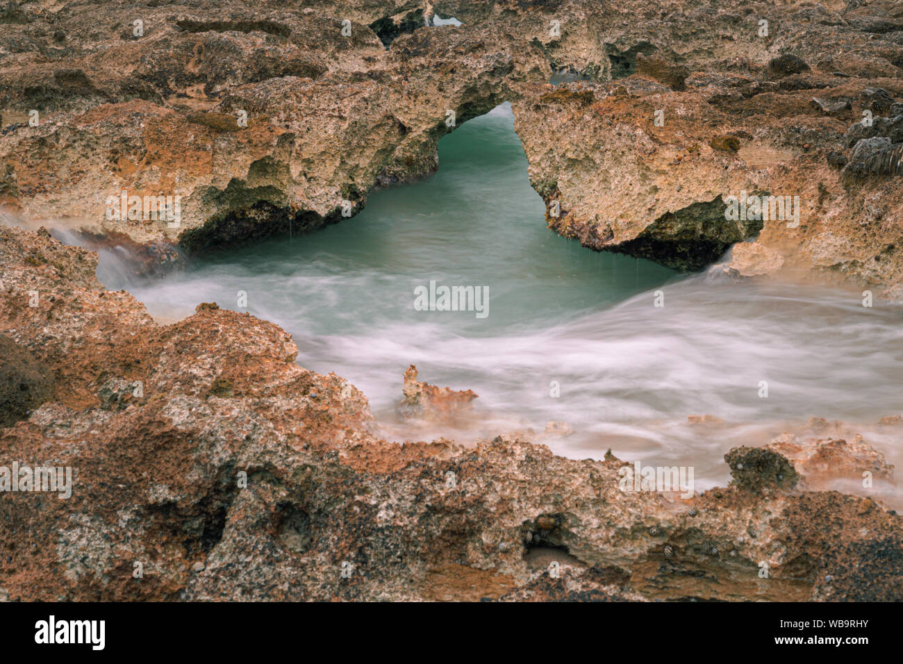 Felsen am Meer und Wellen, lange Belichtung Stockfoto