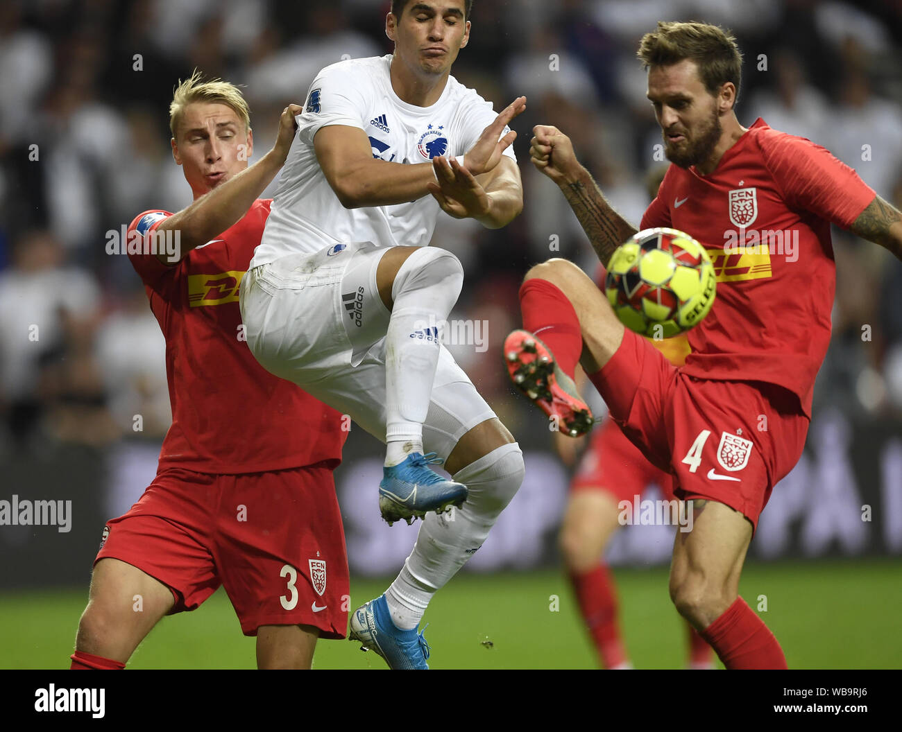 Kopenhagen, Dänemark. 25 Aug, 2019. FC Kopenhagen PIEROS SOTIRIOU kämpft für den ball gegen ULRIK YTTERGARD JENSSEN und KIAN HANSEN von FC Nordsjælland, während Superleague Soccer Action bei Telia Parken. Credit: Lars Moeller/ZUMA Draht/Alamy leben Nachrichten Stockfoto