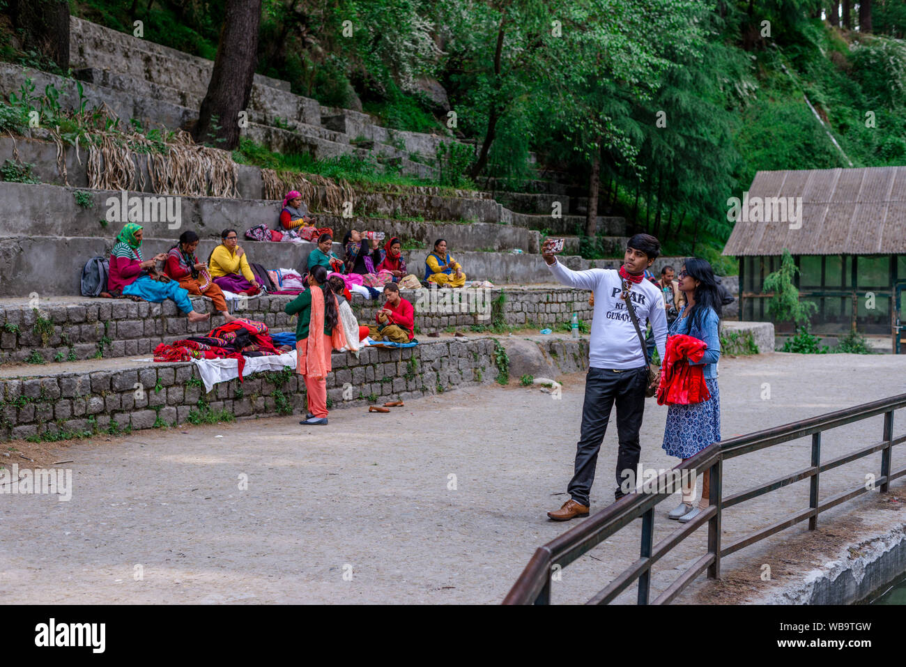 Manali, Himachal Pradesh, Indien - Mai 07, 2019: Foto von Touristen genießen in Van Vihar Nationalpark im Himalaya Stockfoto