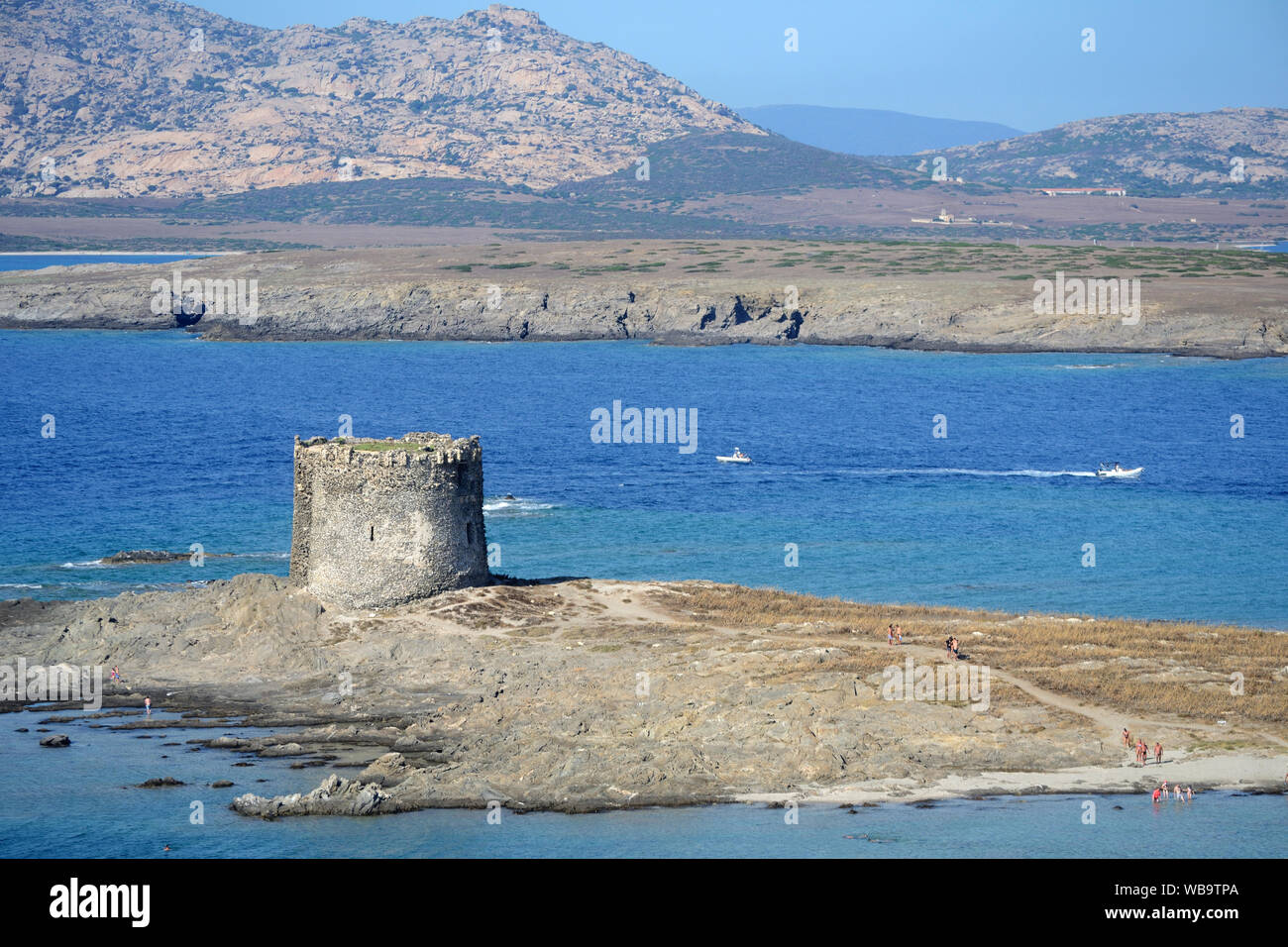 Panoramablick auf die Strecke des Meeres zwischen der Insel Asinara und Capo Falcone im Norden Sardiniens in der Nähe von Stintino. Stockfoto