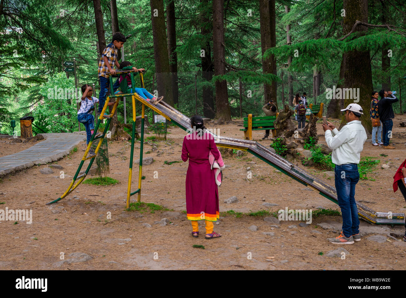 Manali, Himachal Pradesh, Indien - Mai 07, 2019: Foto von Touristen genießen in Van Vihar Nationalpark im Himalaya Stockfoto