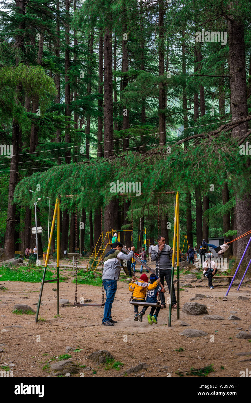 Manali, Himachal Pradesh, Indien - Mai 07, 2019: Foto von Touristen genießen in Van Vihar Nationalpark im Himalaya Stockfoto