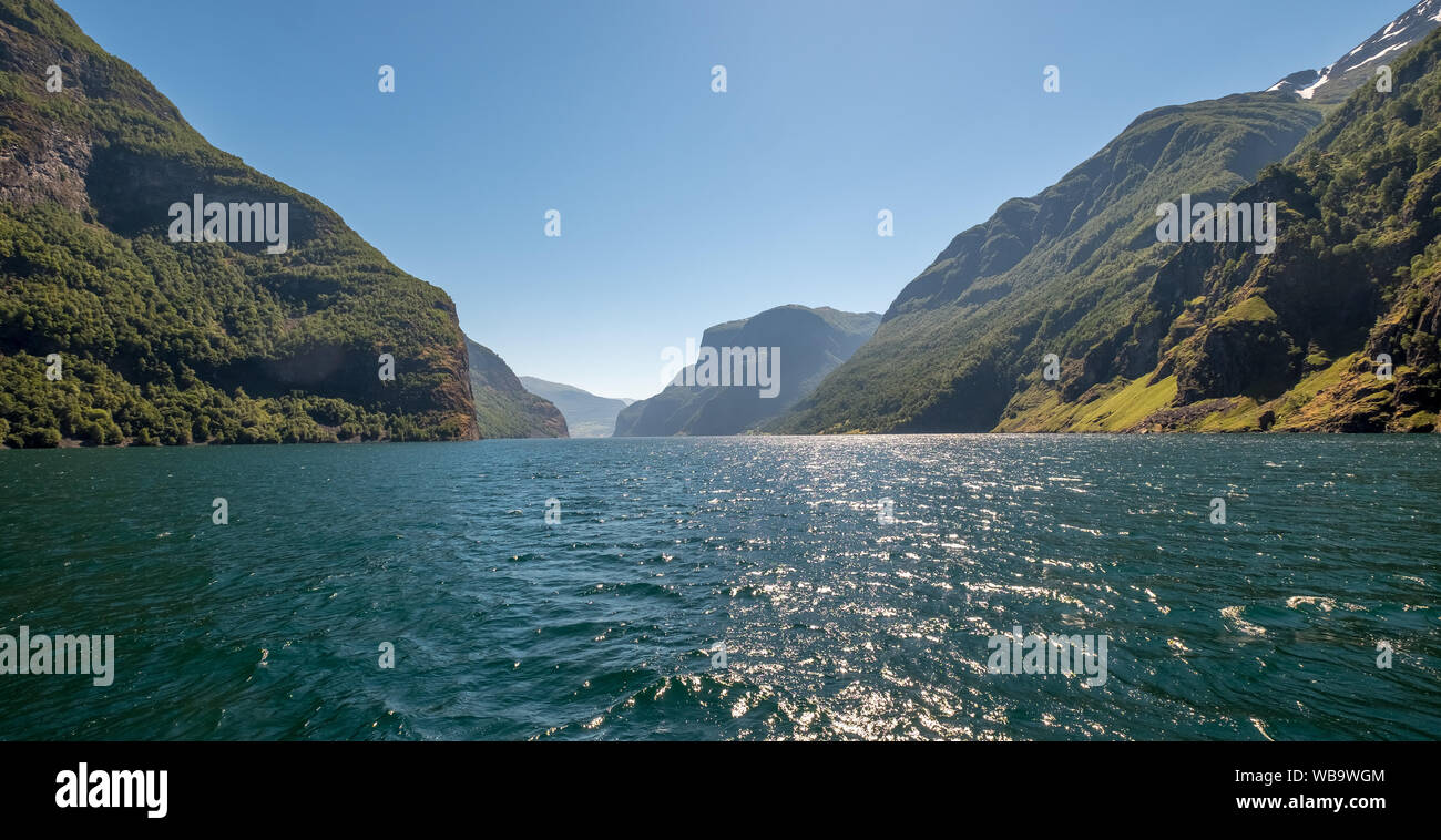 Fjord, Nærøyfjord, Flåm, Gudvangen, Berge, Bäume, blauer Himmel, Undredal, Sogn og Fjordane, Norwegen, Skandinavien, Europa, noch, Reisen, Tourismus, Bestimmungen Stockfoto