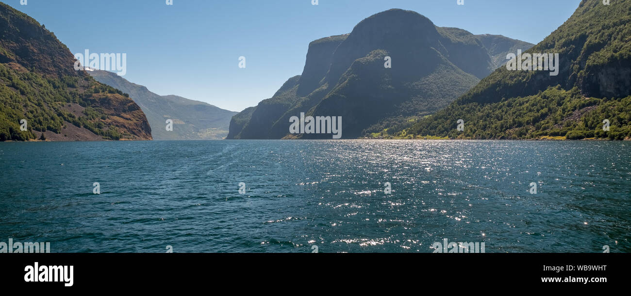 Fjord, Nærøyfjord, Flåm, Gudvangen, Berge, Bäume, blauer Himmel, Undredal, Sogn og Fjordane, Norwegen, Skandinavien, Europa, noch, Reisen, Tourismus, Bestimmungen Stockfoto