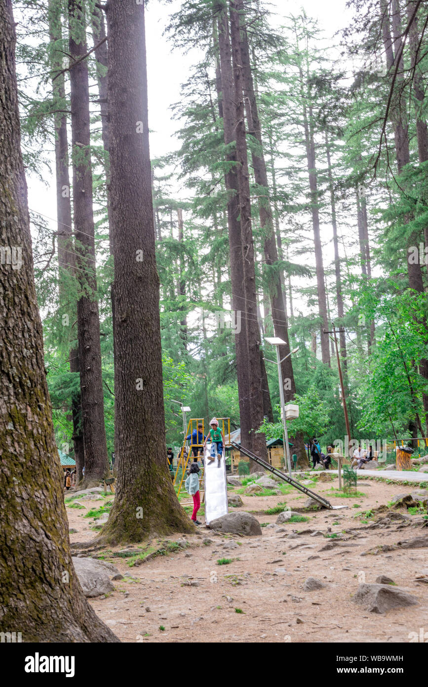 Manali, Himachal Pradesh, Indien - Mai 07, 2019: Foto von Touristen genießen in Van Vihar Nationalpark im Himalaya Stockfoto