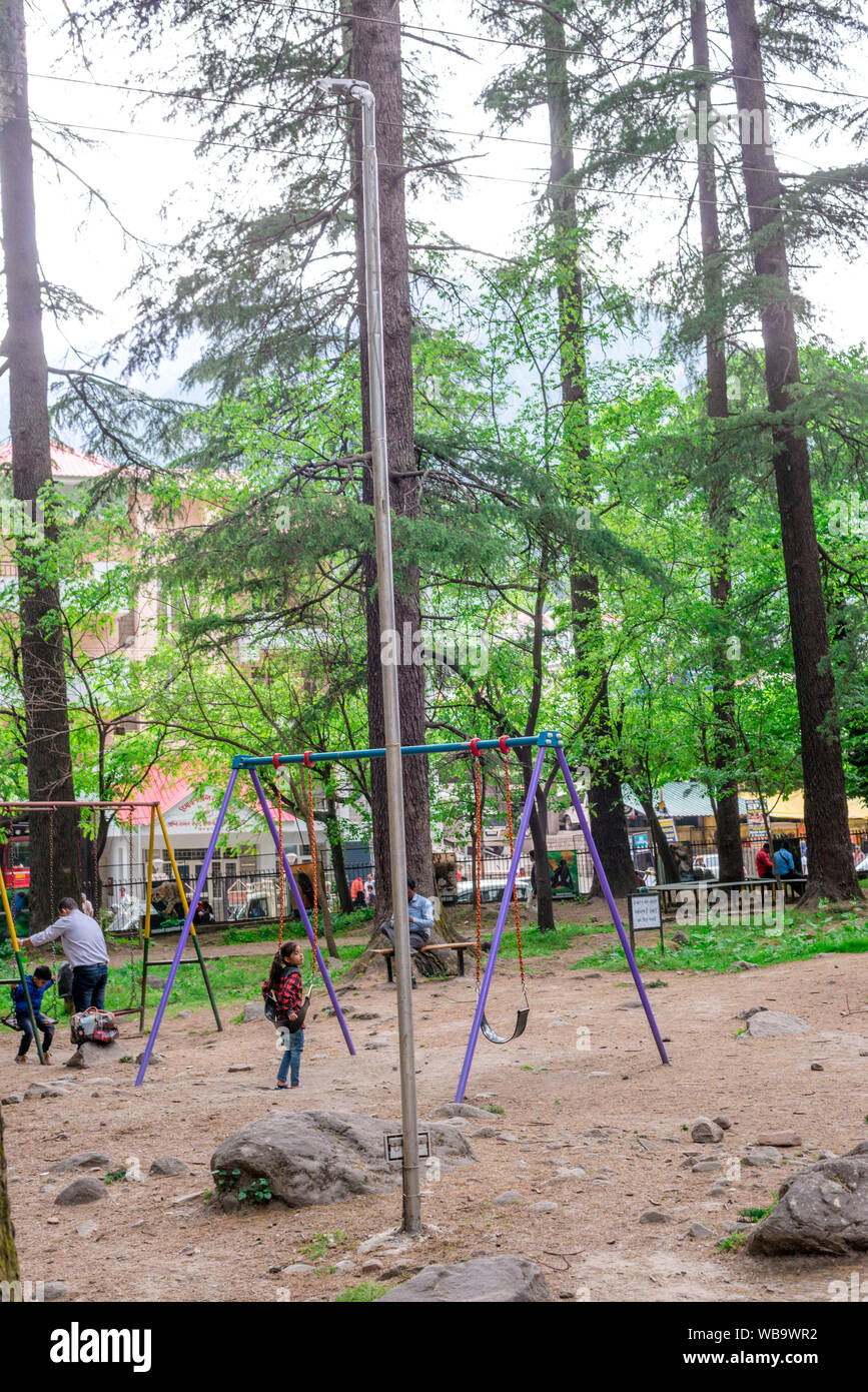 Manali, Himachal Pradesh, Indien - Mai 07, 2019: Foto von Touristen genießen in Van Vihar Nationalpark im Himalaya Stockfoto