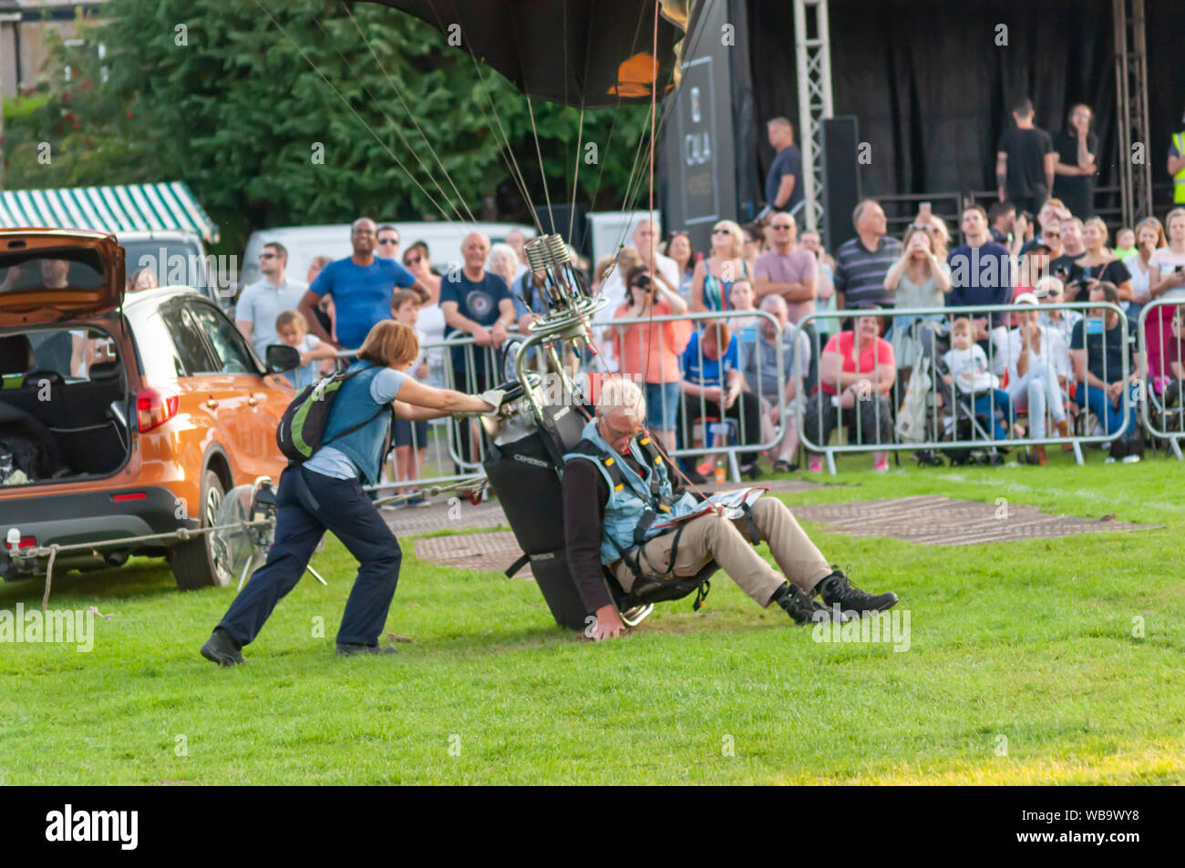 Strathaven, Schottland, Großbritannien. 25 Aug, 2019. Ein hopper Pilot bereitet Sie an der Strathaven Ballon Festival, das in diesem Jahr feiert das 20-jähriges Jubiläum und ist in der preisgekrönten Strathaven Park gehalten. Das Festival zieht die Piloten und Besucher aus ganz Europa, mit über 25.000 Zuschauern, die über das Wochenende. Credit: Skully/Alamy leben Nachrichten Stockfoto