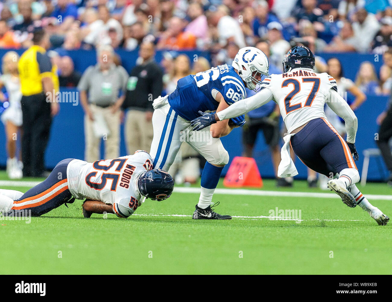 24. August 2019: Indianapolis Colts tight end Hale Hentges (86) läuft mit dem Ball nach dem Fang wie Chicago Bears linebacker Josh Woods (55) Versuche, die während der NFL Football preseason Spiel zwischen den Chicago Bears und die Indianapolis Colts im Lucas Oil Stadium in Indianapolis, Indiana. Chicago besiegt Indianapolis 27-17. Johann Mersits/CSM. Stockfoto